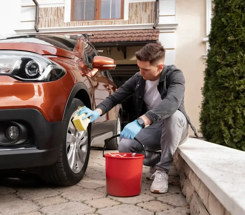 Lavage auto à domicile Rhinau : professionnel intervenant sur un véhicule